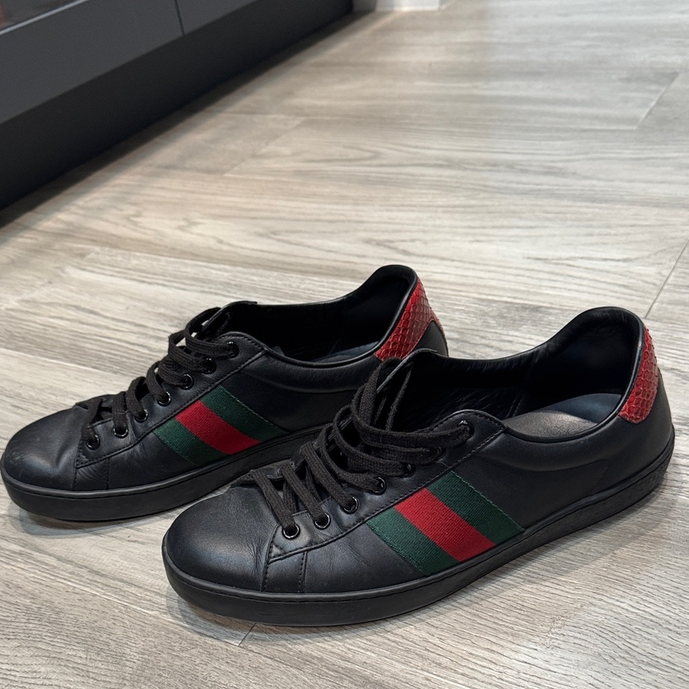 Gucci Stylish Black Leather Sneakers with Red and Green Accents Ace sneakers
